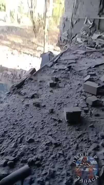 Так выглядит изнутри разрушенная хохлами больница в Купянске, снятая нашими штурмовиками