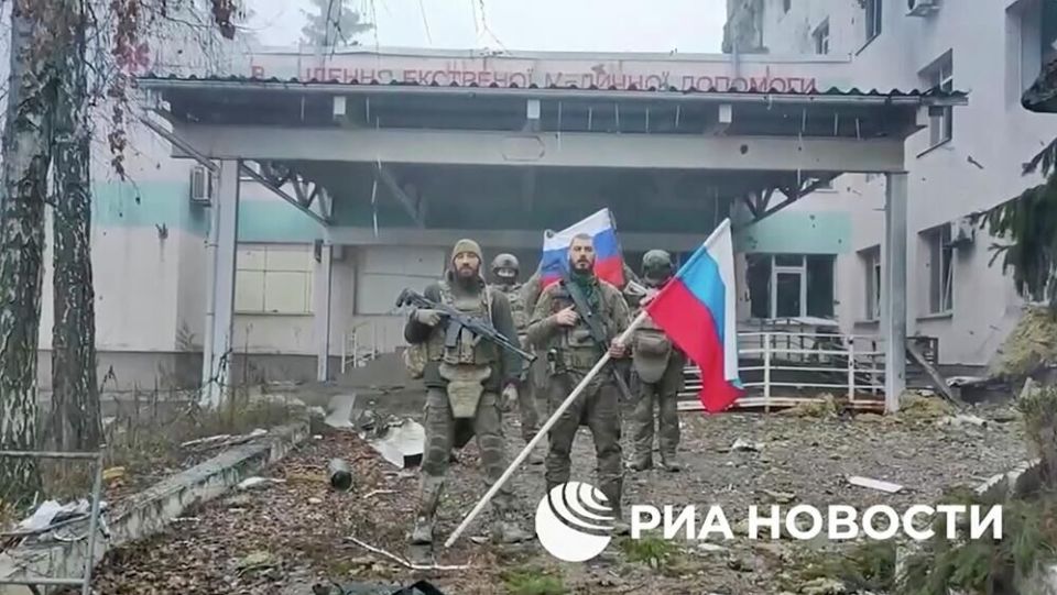 Российские военные развернули флаги в Купянске