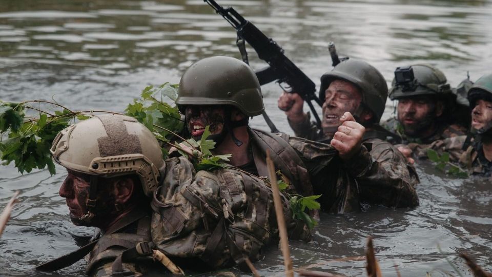 ВСУ просят "коридор на выход", продвижение под Красным Лиманом. Главные события на фронте на 15:10