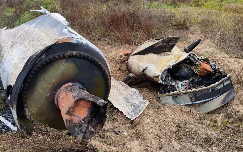 Бабки с банками огурцов уже были, теперь вот песнями сбивают