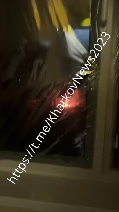 Приходят новые кадры яркой вспышки и пожара в Харькове после прилёта