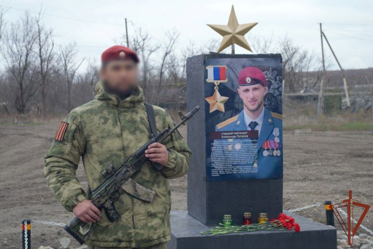 Росгвардейцы установили мемориал Герою России Александру Потапову в Луганске