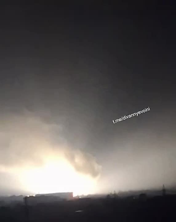 Кадры момента прилётов бпла-камикадзе «Герань-2» по электрической подстанции в Харькове этой ночью