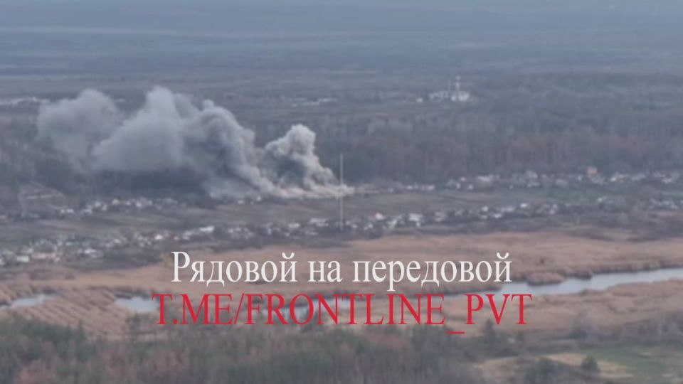 Работает #ГрВ_Запад! На видео от воинов-дроноводов — удары ВКС РФ по позициям ВСУ в Харьковской области авиационными бомбами ОФАБ-250-270, ноябрь 2025 года