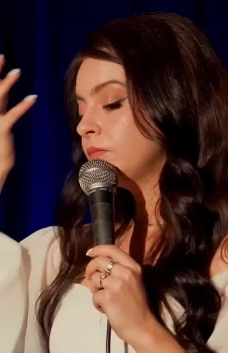 Виктория Мельникова: О юморе по-украински. эта девушка - комик прямо идет к тому, чтобы сделать себе имя, видео с ней широко разошлось в соцстях Шутка состоит в том, что у нее есть родственники в Белгороде, и она хотела бы...