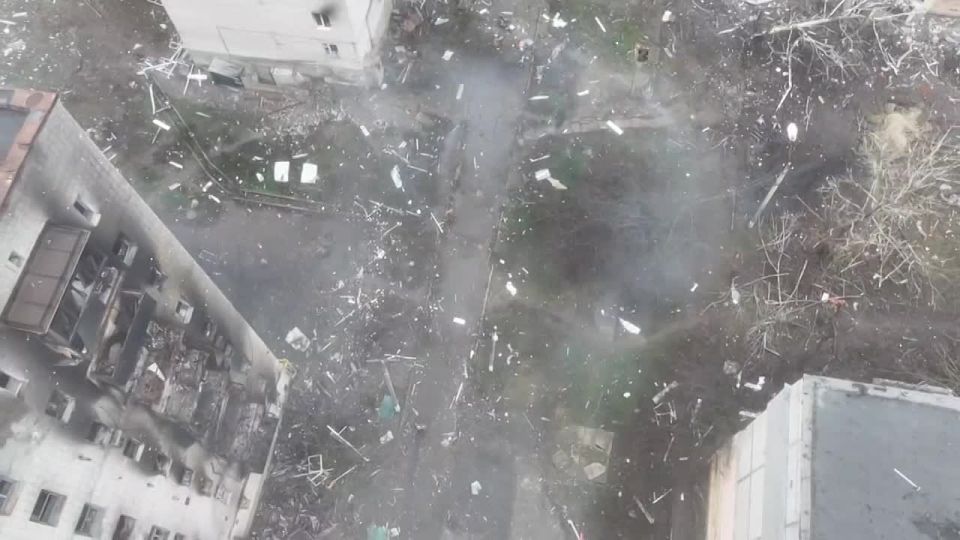 Купянск. Эвакуационная группа ВСУ подрывается на мине, после чего FPV-дрон добивает трехсотого боевика