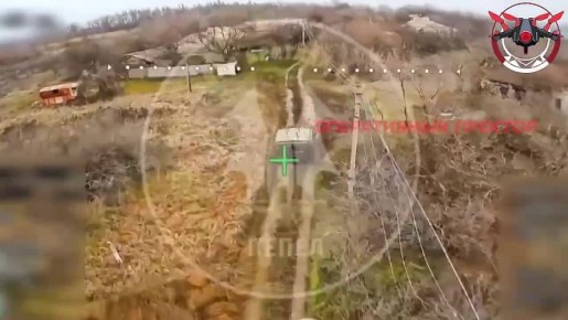 Удар ФПВ дроном по украинскому Хамви с пехотой на Купянском направлении
