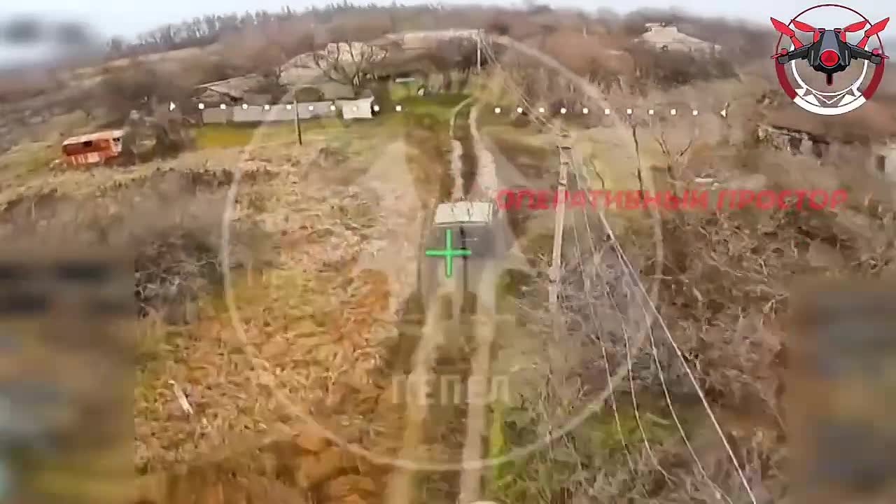 Владислав Шурыгин: Удар ФПВ дроном по украинскому Хамви с пехотой на Купянском направлении