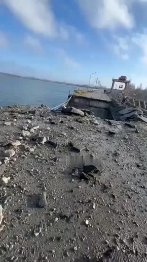 Последствия ракетного удара ВС РФ по плотине Печенежского водохранилища в Харьковской области, движение по дорожному полотну прекращено