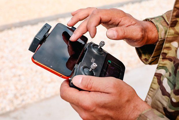 В Харьковской области российский дрон снял помахавших ему рыбаков