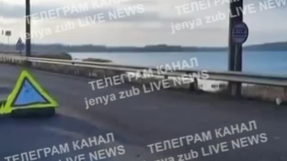 В сети опубликовали эффектное видео прилёта по Печенежской дамбе в Харьковской области