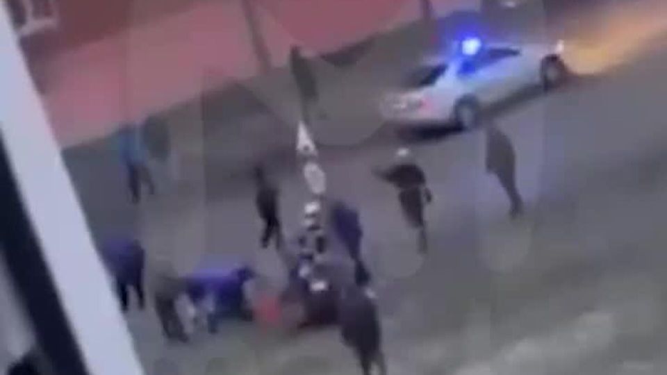 Момент удара всушного БПЛА в Чебоксарах. Минувшей ночью город атаковали семь беспилотников типа "Летучая лисица" — они пролетели более 900 км из Харьковской области до Республики Чувашия