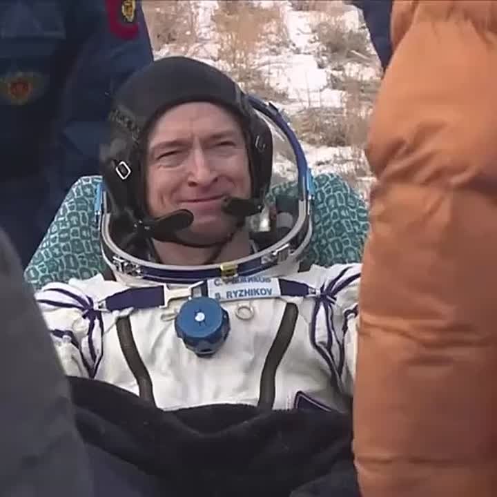 Спускаемый аппарат пилотируемого корабля "Союз МС-27", на борту которого с Международной космической станции вернулись космонавты "Роскосмоса" Сергей Рыжиков, Алексей Зубрицкий и астронавт NASA Джонатан Ким, успешно...