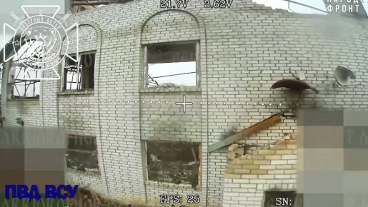 Применение высокоточной ракеты РСЗО "Торнадо-С" по обнаруженному дроноводами "Северян" скоплению всушников в полуразрушенном здании в селе Прилипка к западу от Волчанска