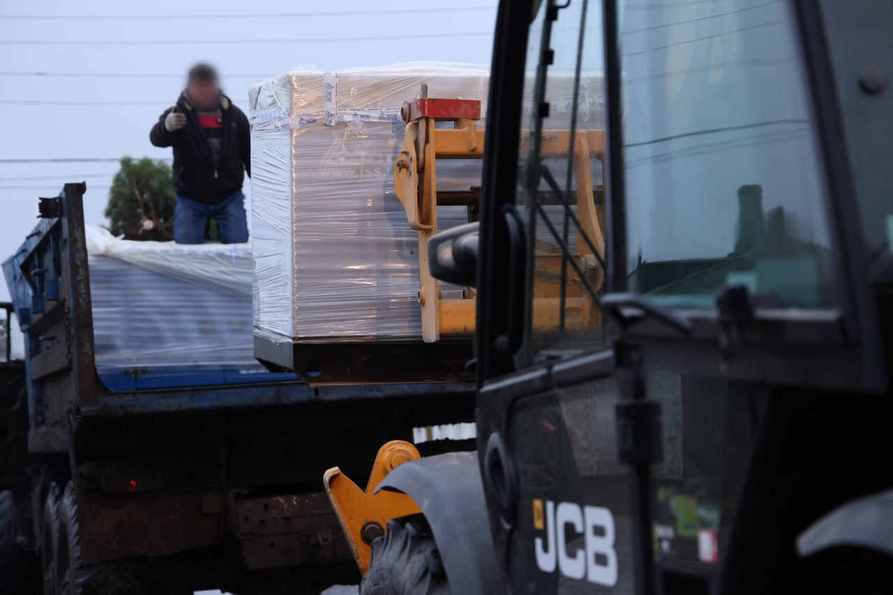 В один из населённых пунктов освобождённой Харьковской области доставили 3 генератора, чтобы в каждом домовладении у людей был свет