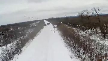 Операторы беспилотников "Запада" уничтожили три роботизированные платформы и бронетранспортер ВСУ под Купянском