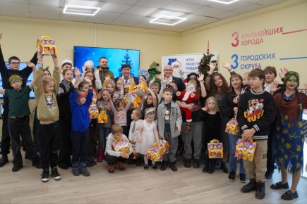 Артём Туров: Организовали новогодний праздник для детей беженцев из Харьковской области