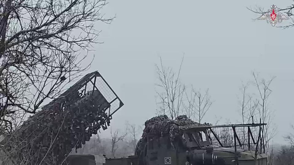 Минобороны России: Расчёты РСЗО «Град» группировки войск «Центр», применяя тактику непрерывной «артиллерийской карусели», нанесли площадной удар по укреплениям формирований ВСУ, уничтожив скопление живой силы и военной...
