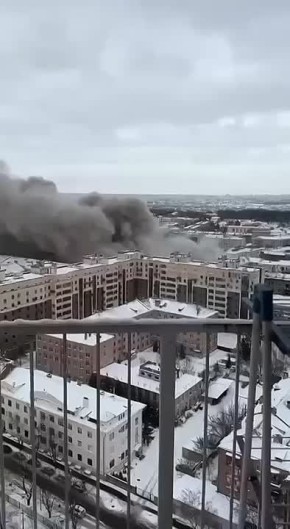 Момент детонации боеприпасов на складе, который украинские военные устроили в одном из торговых центров в жилой застройке Харькова