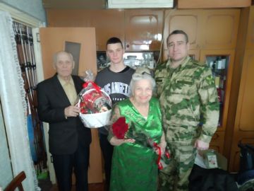 Белгородские росгвардейцы поздравили ветерана службы с Рождеством Христовым и Новым Годом