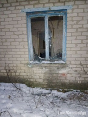 В селе Новоегоровка Купянского района произошла вражеская атака с применением FPV-дрона, которая привела к разрушению частного дома и хозяйственных построек