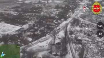 Минобороны России: На кадрах – водружение флагов России в разных районах населенного пункта Подолы в Харьковской области