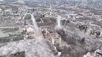 ВСУшники попытались установить украинский флаг на здании администрации Купянска, но его сразу же взорвали дроном наши бойцы