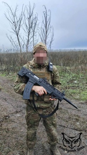 Российский военнослужащий с трофейным гладкоствольным полуавтоматическим ружьём Safari HG-105M производства харьковского оружейного завода «ЛАТЭК»