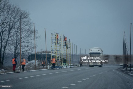 Работники муниципальных служб противника натягивают антидроновые сети на Харьковской окружной автодороге