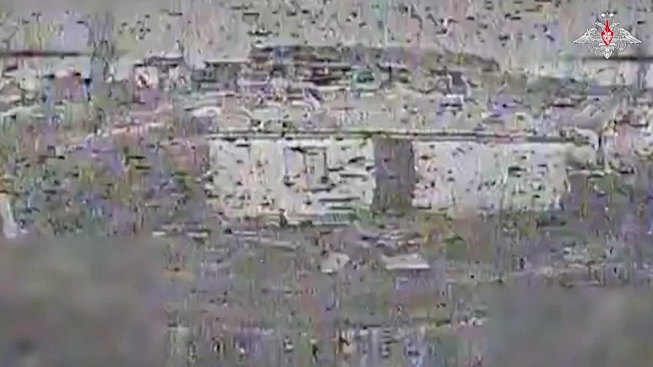 Минобороны России: Расчеты FPV-дронов Центра «Рубикон» поразили пункт временной дислокации личного состава подразделения аэроразведки «Кондор» президентской бригады оперативного назначения ВСУ в населенном пункте Пристань...