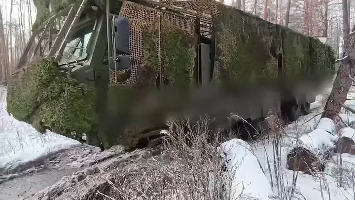 Кадры боевой работы расчёта 152-мм самоходной гаубицы 2С43 27-й отдельной мотострелковой бригады 1-й танковой армии группировки войск «Запад» по позициям ВСУ в Купянском районе Харьковской области