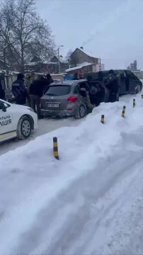 Смотрите, не перепутайте!. Слева — "демократичная страна и полиция с народом"