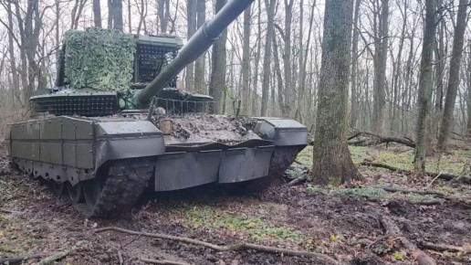 Российский танк Т-80БВМ, в заводском комплекте дополнительной защиты, из состава 44-го АК ГрВ "Север" во взаимодействии с расчётами войск БпС поразил позиции ВСУ в Харьковской области, сообщает Минобороны РФ