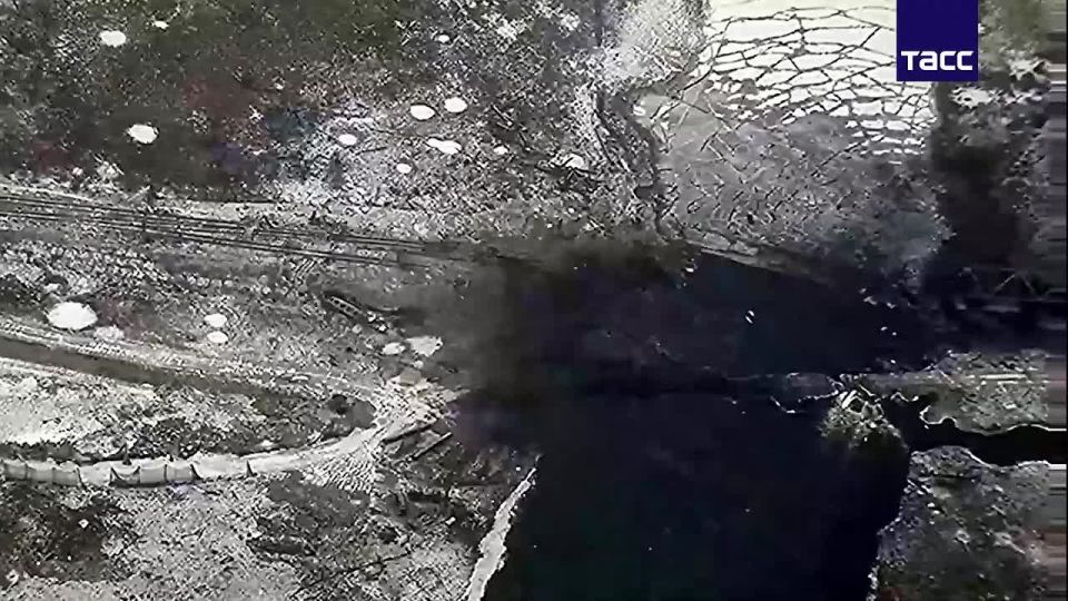 Владимир Разин: ВКС РФ авиабомбой ФАБ-500 уничтожили переправу ВСУ через реку Оскол у Осинова в Харьковской области, сообщили в МО