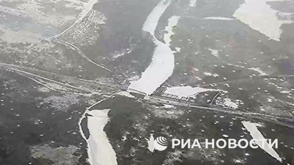 Авиабомбы ФАБ-500 уничтожили переправу ВСУ через реку Оскол в Харьковской области, показали в Минобороны