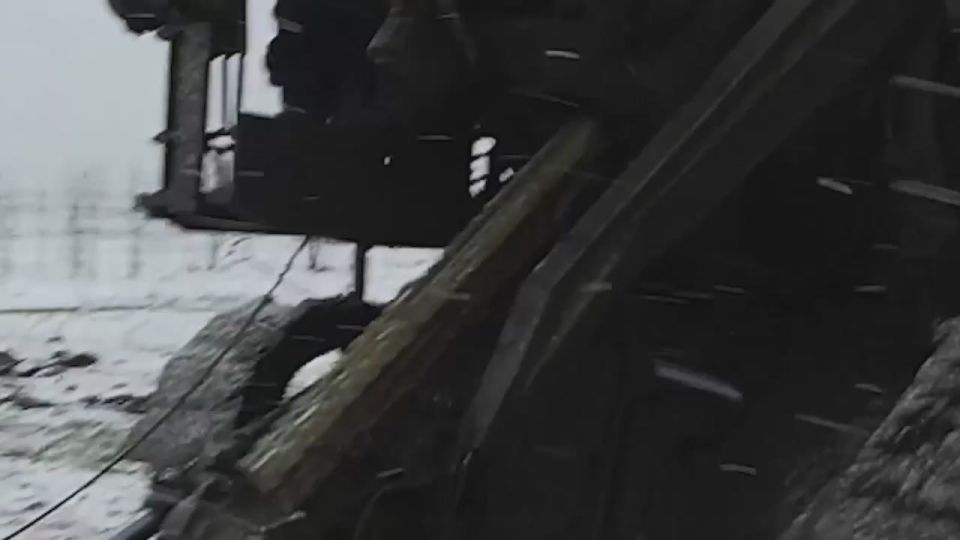 Кадры боевой работы расчёта 203-мм самоходной пушки 2С7 «Пион» 45-й артиллерийской бригады большой мощности группировки войск «Запад» по позициям ВСУ в Купянском районе Харьковской области