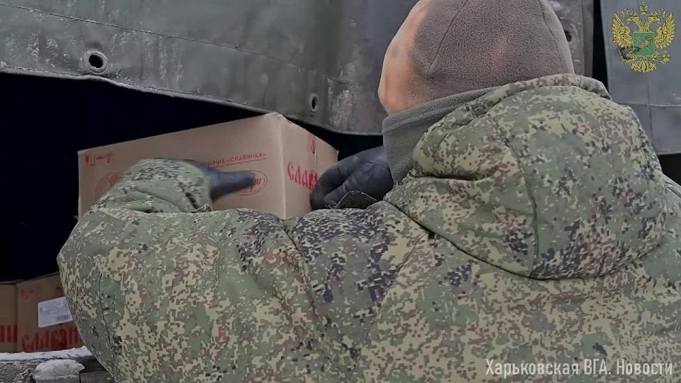 Чтобы поддержать бойцов российской армии, находящихся в зоне СВО на Харьковском направлении, неравнодушные харьковчане, проживающие на территории Российской Федерации, подготовили для военнослужащих окопные свечи и фрукты