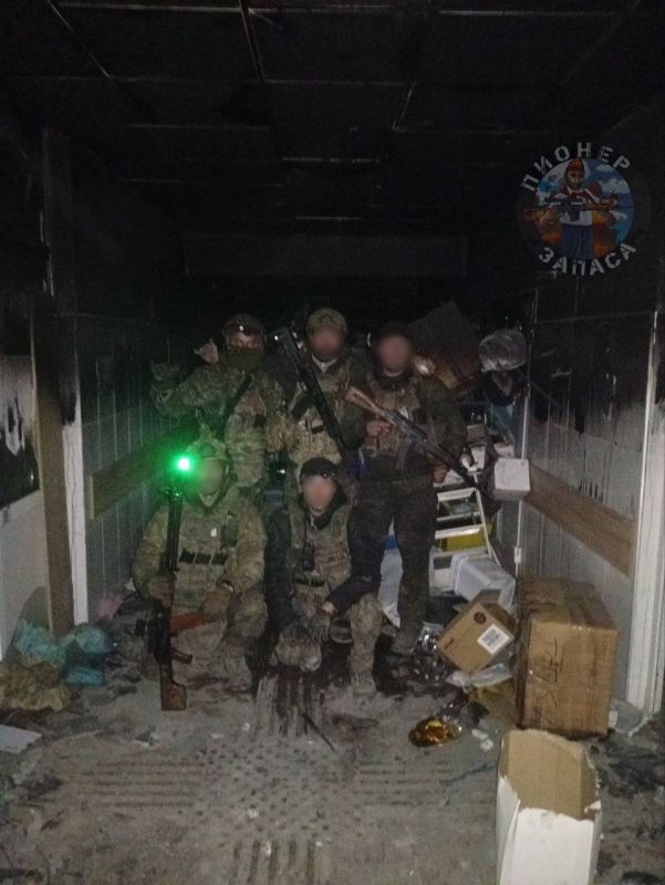 Фото российских штурмовиков, длительное время окруженных в больнице Купянска