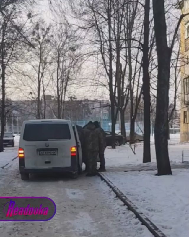 Харьковские ТЦКшники затолкали мужчину в машину, когда тот курил у подъезда — он оказался бойцом ВСУ