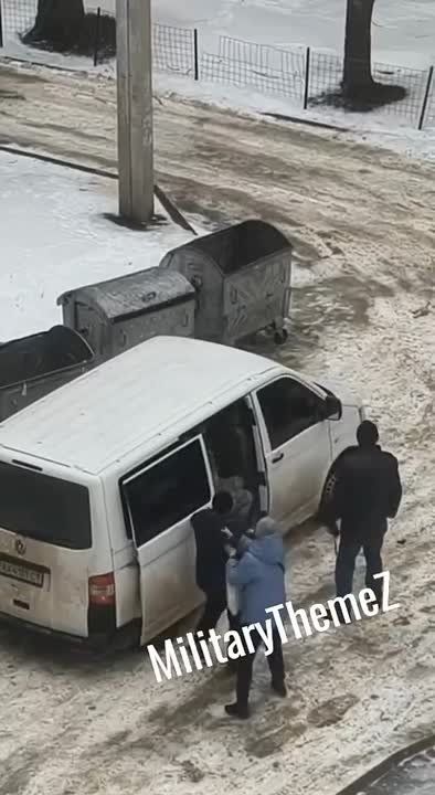 В Харькове люди мусорными баками перекрыли дорогу ТЦК, потому что хотели помочь парню, которого паковали в бусик, но отбить его все же не удалось