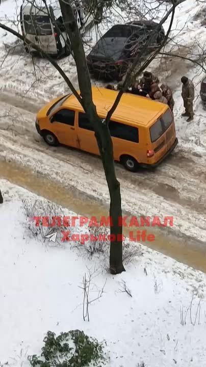 В Харькове людоловы решили не заморачиваться и по быстрому бусифицировали и мужчину и женщину