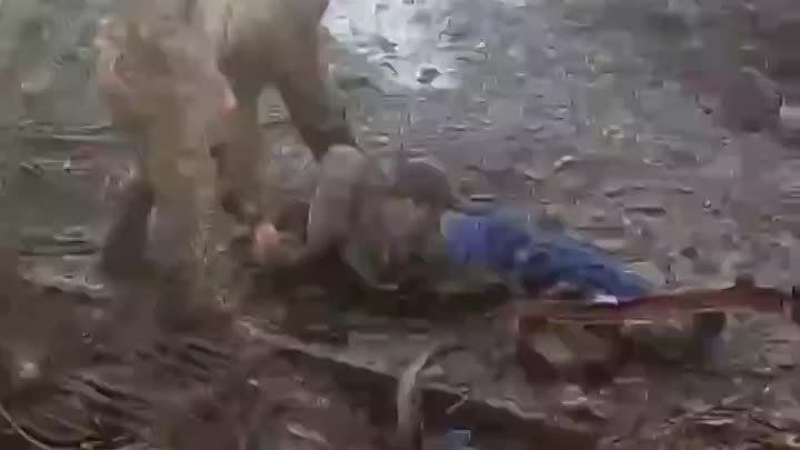 Наши штурмовики на Харьковском направлении в январе этого года пленили сразу целую группу украинских боевиков, ну и заодно забрали себе трофейчики