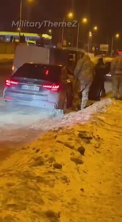 «Вылазь с*ка…». В Харькове сотрудники ТЦК пытались вытянуть "устрицу" из автомобильного панциря, но безрезультатно – ухилянт сопротивлялся до последнего