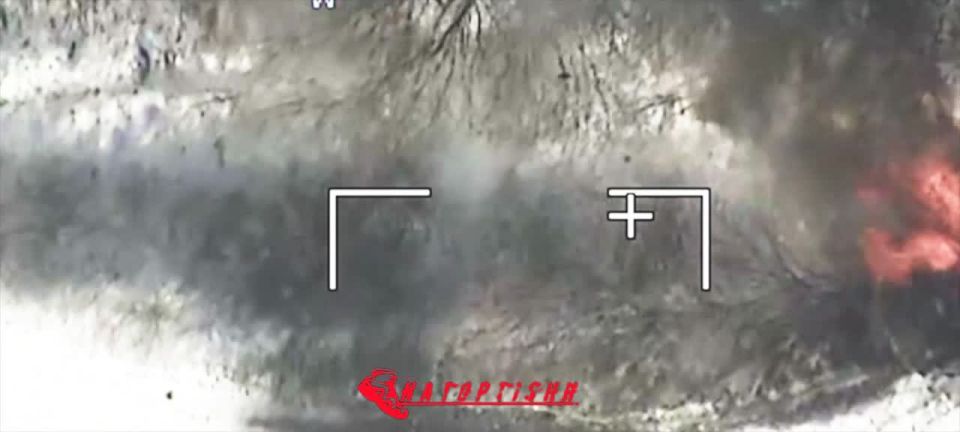 Поражение грузовика ВСУ с живой силой и боеприпасами прямым ударом барражирующего боеприпаса "Ланцет" в районе н.п. Бережное Харьковской области