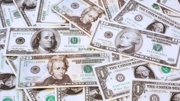 Украинский чиновник заявил, что нашел $653 тыс. в бабушкином гараже