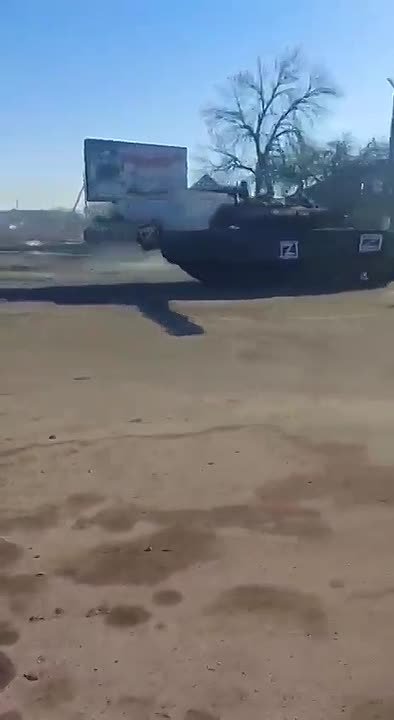 Российская колонна проходит город Волчанск Харьковской области, утро 24 февраля 2022 года