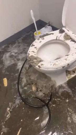 Атомный авианосец США затопило говном у берегов Ирана