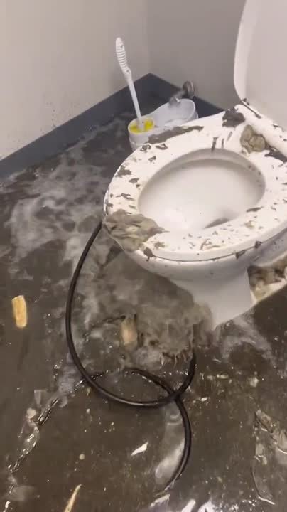 Атомный авианосец США затопило говном у берегов Ирана