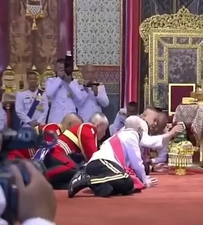 О, как…. Тайские генералы пришли уважить своего короля