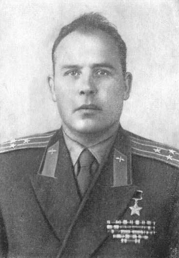 Николай Александрович Шмелёв (17.11.1922 — 8.08.1986) Герой Советского Союза (18.08.1945). Полковник. Писатель